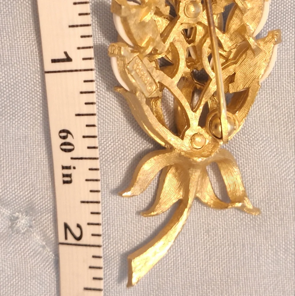 Vintage Crown Trifari Gold Tone‎ Floral Brooch White Cabachone Stones MB